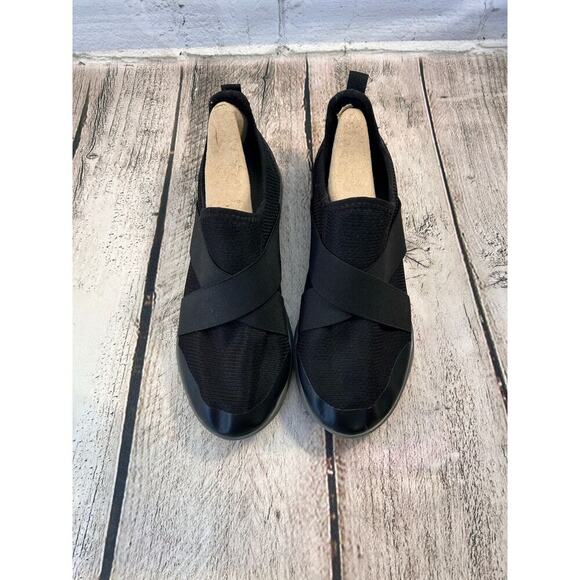 CROCS Women’s Black Swiftwater Cross-Strap Static Slip-Ons / Size: W8 - Picture 2 of 10